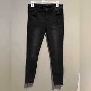 Women’s Prosperity release hem skinny jeans size 29 in black denim.